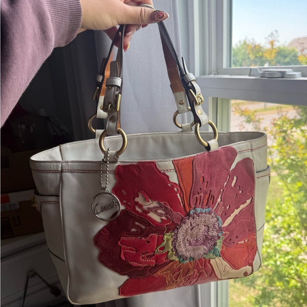 2005 Coach Poppy Limited Edition White and Red Shoulder Bag 9244